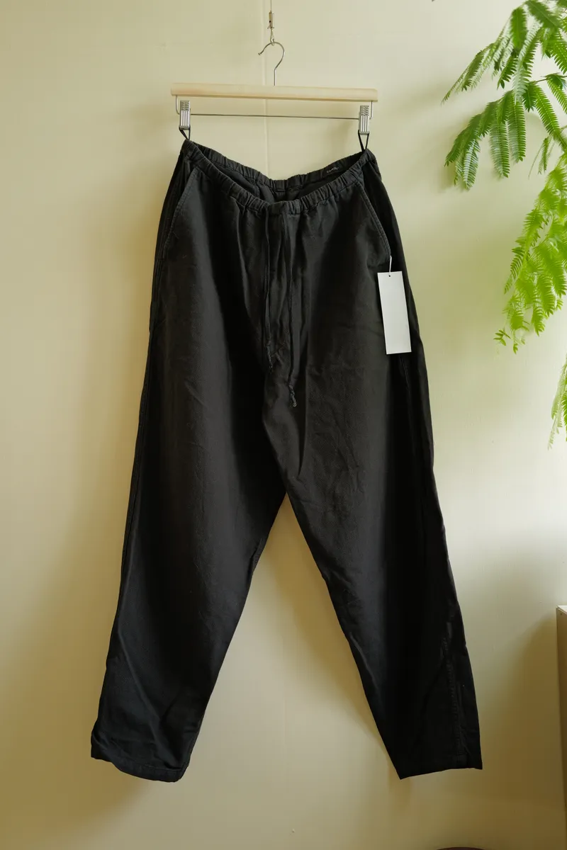 COMOLI Cotton Ducks Tapered Pants — 1