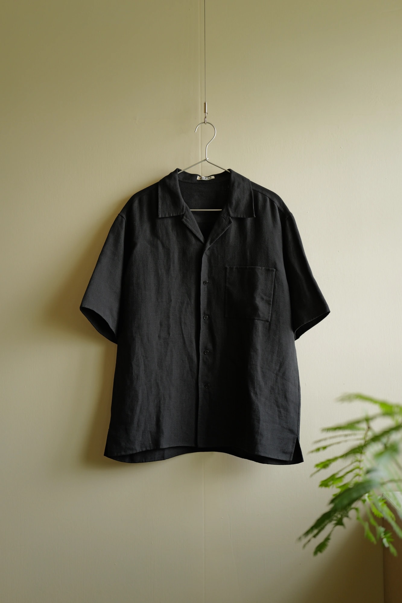 AURALEE DOUBLE CLOTH LINEN HAND SEWN HALF SLEEVED SHIRT — 1