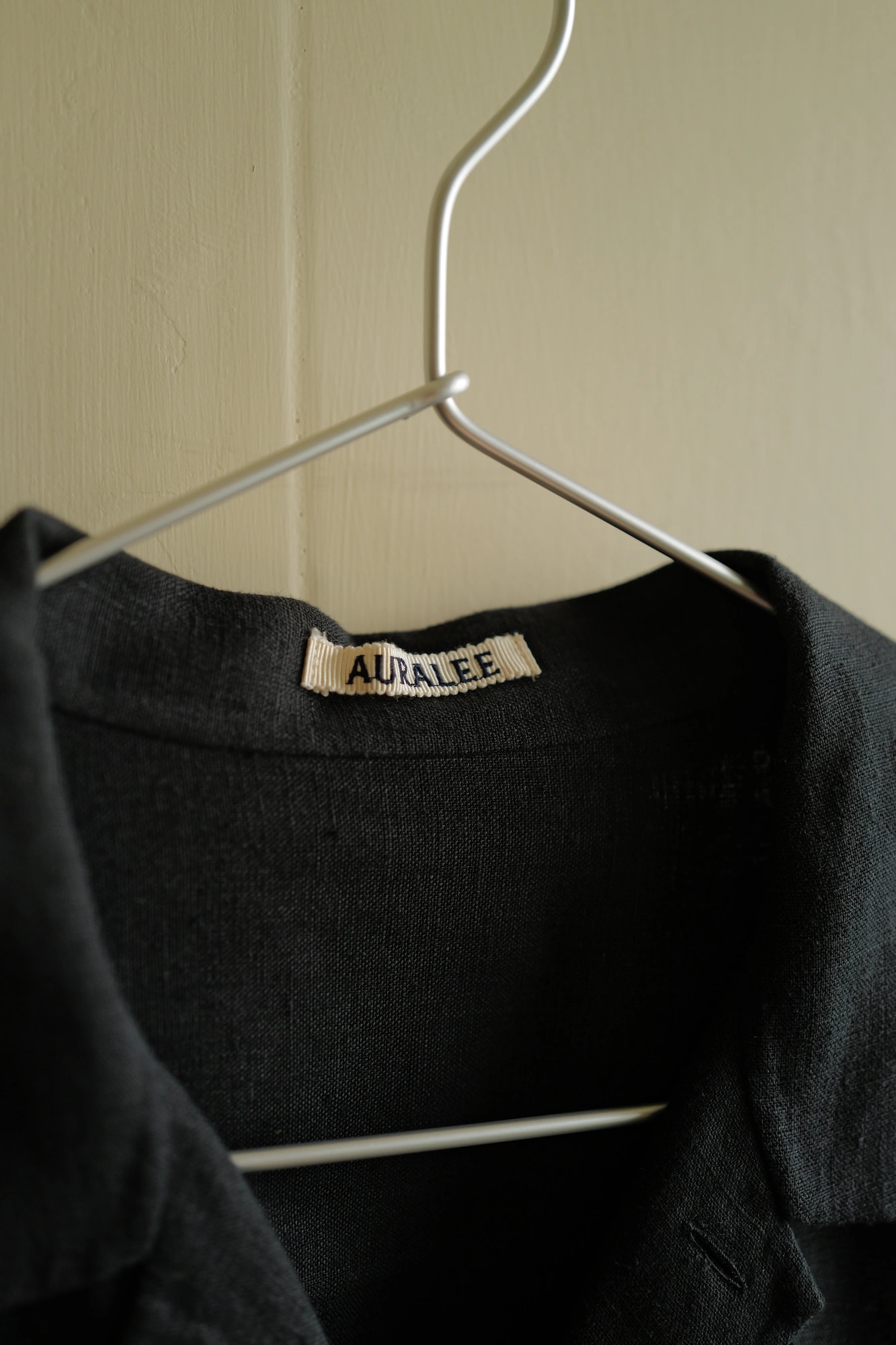 AURALEE DOUBLE CLOTH LINEN HAND SEWN HALF SLEEVED SHIRT — 4