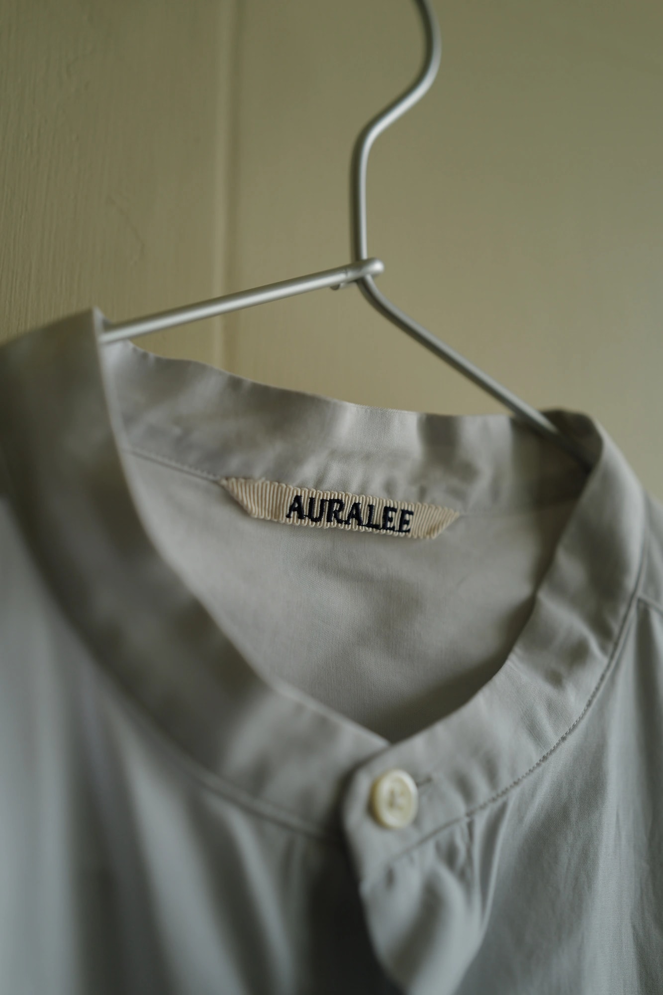 AURALEE Washed Finx Twill Band Collar Shirt UA 別注 — 5